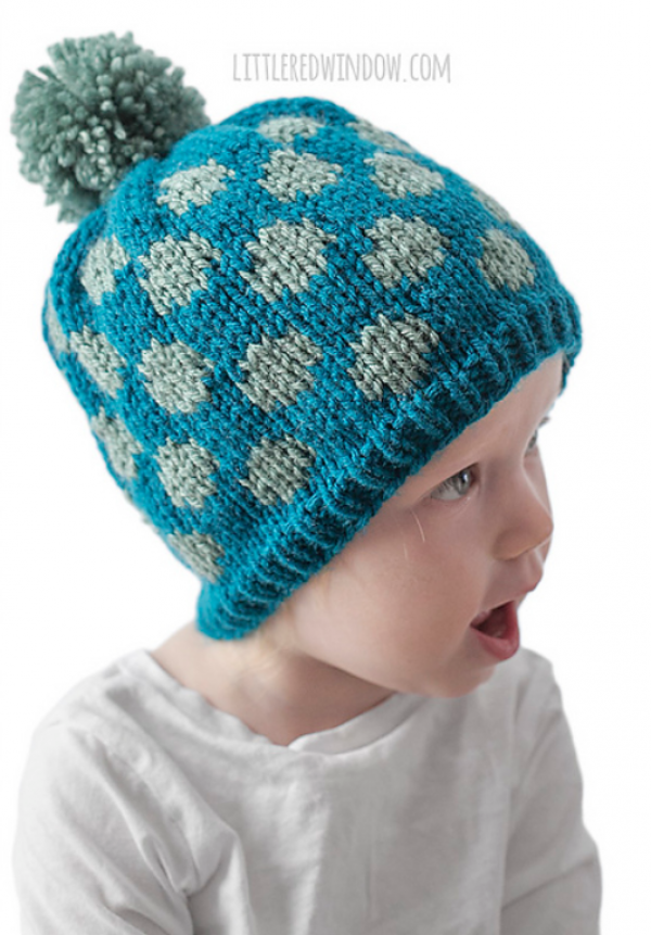 Topi dengan motif polkadot